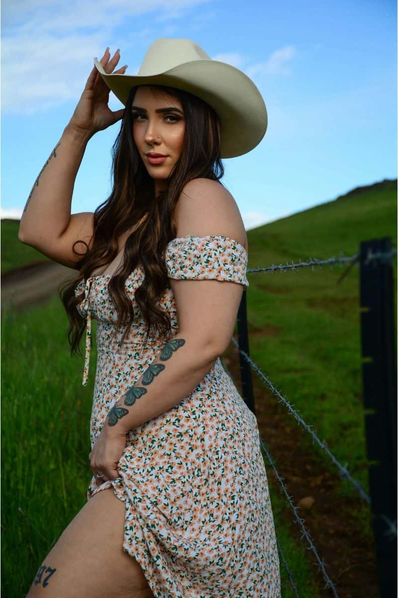 vestido midi curvy con sombrero