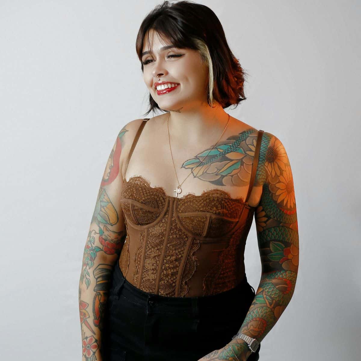 Mujer curvy con bustier de encaje